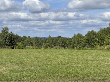 Przeprosna Gorka 'daki Peder Pio' nun Mabedi 'nden Czestochowa' ya doğru. Ufukta Jasna Gora 'daki Mabet Kulesi görünüyor..