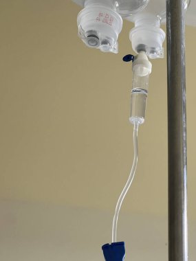 Hastanın damarına yerleştirilmeye hazır, askıya alınmış bir dizi serum..