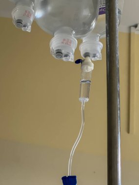 Hastanın damarına yerleştirilmeye hazır, askıya alınmış bir dizi serum..