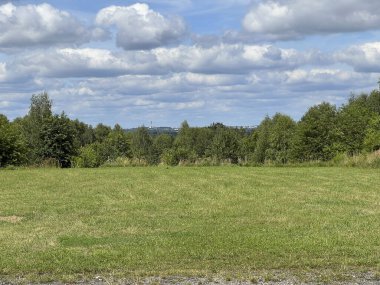 Przeprosna Gorka 'daki Peder Pio' nun Mabedi 'nden Czestochowa' ya doğru. Ufukta Jasna Gora 'daki Mabet Kulesi görünüyor..