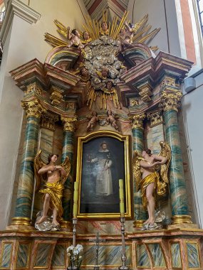 Saint Anna, Polonya, 23 Temmuz 2024: Saint Anne Kilisesi ve Polonya 'daki Dominik Rahibeler Manastırı. İç taraftaki sunaklardan biri..