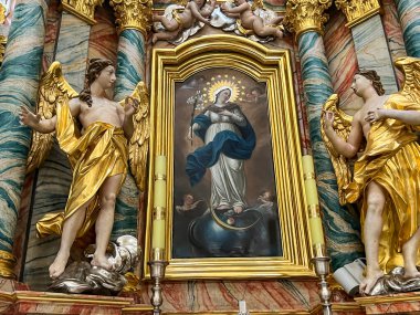 Saint Anna, Polonya, 23 Temmuz 2024: Saint Anne Kilisesi ve Polonya 'daki Dominik Rahibeler Manastırı. İç tarafta, sunağın kenarında Mary 'nin resmi var..