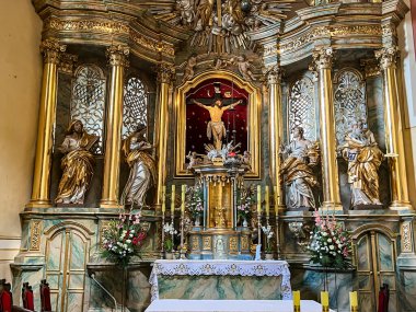 Swieta Anna, Polonya, 23 Temmuz 2024: St. Anne Kilisesi ve Swieta Anna, Polonya 'daki Dominikli rahibeler manastırı. Kilisenin içinde ana sunak görünür..