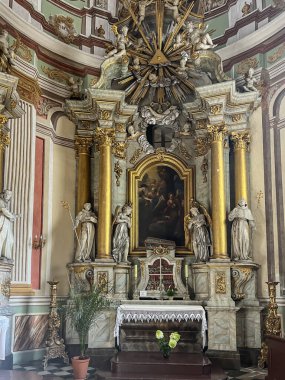 Saint Anna, Polonya, 23 Temmuz 2024: Saint Anne Kilisesi ve Polonya 'daki Dominik Rahibeler Manastırı. İç mekan, Aziz Francis Kilisesi 'nde sunak..