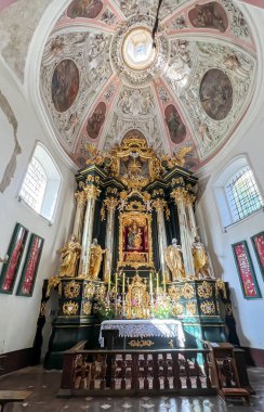 Saint Anne, Polonya, 23 Temmuz 2024: Saint Anne Kilisesi ve Polonya 'daki Dominik Rahibeler Manastırı. Kilisenin içinde Aziz Anne 'in görünür bir sunağı vardır (İsa, Meryem, Aziz Anne taçlı).