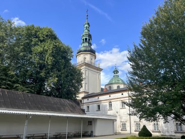 Swieta Anna, Polonya, 23 Temmuz 2024: St. Anne Kilisesi ve Swieta Anna, Polonya 'daki Dominikli rahibeler manastırı. Kilisenin içinde ana sunak görünür..