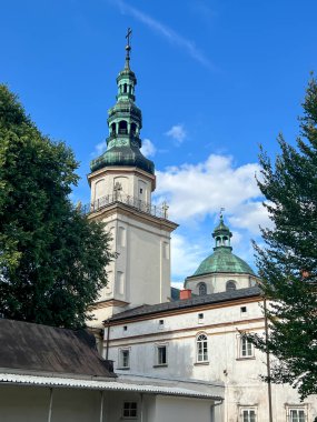 Swieta Anna, Polonya, 23 Temmuz 2024: St. Anne Kilisesi ve Swieta Anna, Polonya 'daki Dominikli rahibeler manastırı. Kilisenin içinde ana sunak görünür..