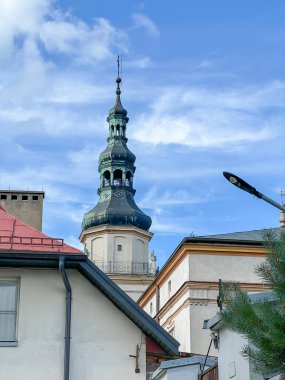 Swieta Anna, Polonya, 23 Temmuz 2024: St. Anne Kilisesi ve Swieta Anna, Polonya 'daki Dominikli rahibeler manastırı. Kilisenin içinde ana sunak görünür..