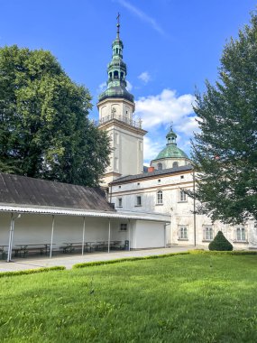Swieta Anna, Polonya, 23 Temmuz 2024: St. Anne Kilisesi ve Swieta Anna, Polonya 'daki Dominikli rahibeler manastırı. Kilisenin içinde ana sunak görünür..
