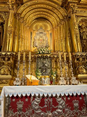 Gidle, Polonya, 23 Temmuz 2024: Polonya 'nın Gidle kentinde Kutsal Bakire Meryem' in Zemini Bazilikası. Eski Barok iç mimarisi, kilisenin yan tarafında İsa ile birlikte küçük mucizevi bir figürle sunak.