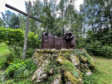 Siedlec, Polonya, 23 Temmuz 2024: Siedlec 'teki Przeprosna Gorka' da bulunan Aziz Padre Pio mabedi. Peder Pio 'yla Haç Yolu, İstasyon 4. İsa annesiyle tanışır..