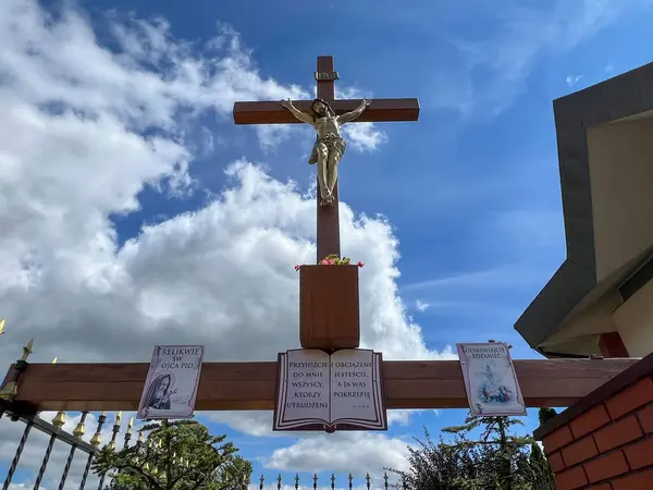 stock image Siedlec, Poland, July 23, 2024:  Sanctuary of Saint Padre Pio - a sanctuary located on Przeprosna Gorka in Siedlec. Cross in front of the entrance to the lower church.