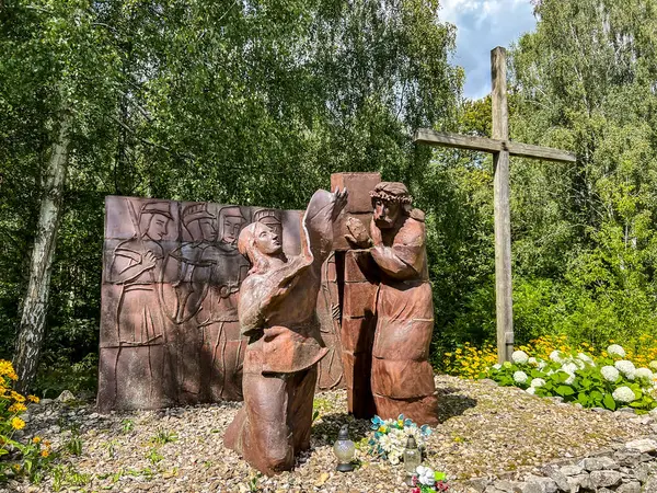 stock image Siedlec, Poland, July 23, 2024: Sanctuary of Saint Padre Pio - a sanctuary located on Przeprosna Gorka in Siedlec. The Way of the Cross with Padre Pio, Station 6. Weronika wipes the face of Jesus.