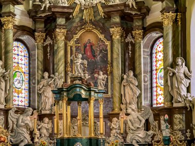 Gidle, Polonya, 23 Temmuz 2024: Polonya 'nın Gidle kentinde Kutsal Bakire Meryem' in Zemini Bazilikası. Eski Barok iç mimarisi, ana saflık ve sunak..