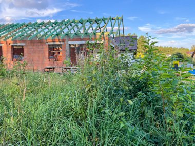 Tek kişilik bir evin çatı kirişini inşa etmek.