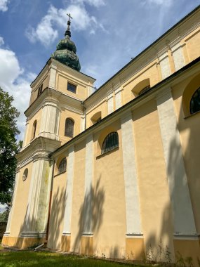 Mstow, Polonya, 23 Temmuz 2024: Mstow, Polonya 'da Kutsal Bakire Meryem' in Varsayımı Kilisesi. Kutsal Bakire Meryem 'in Mastow Mabedi.