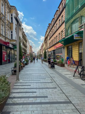 Bytom, Polonya, 18 Temmuz 2024: Bytom, Polonya 'da Dworcowa Caddesi. Demiryolu istasyonunu pazar meydanına bağlayan bir gezinti güvertesi, dükkanların, bankaların ve servis prizlerinin bulunduğu yer.