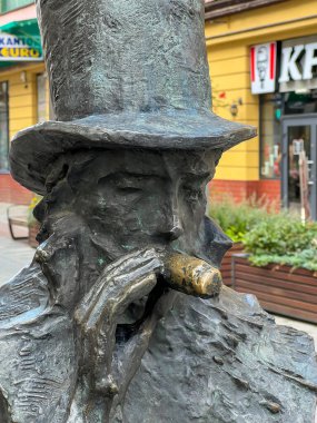 Bytom, Polonya, 18 Temmuz 2024: Bytom 'un Swietlik' i, amaçlarına ulaşmak için çabalayanlara iyi bir ruh, bir rehber. Bytom, Polonya 'daki Dworcowa Caddesinde (gezinti güvertesinde) küçük bir heykel.