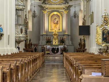 Muszyna, Polonya, 6 Ağustos 2024: St. Joseph Kilisesi 'nin İçi, Muszyna' daki Kutsal Bakire Meryem 'in Eşi.