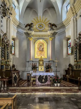 Muszyna, Polonya, 6 Ağustos 2024: St. Joseph Kilisesi 'nin İçi, Muszyna' daki Kutsal Bakire Meryem 'in Eşi.