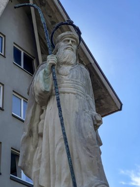 Kilisenin Ana Rahibesi Kilisesi ve Polonya 'nın Brzesko kentindeki Aziz James Havarisi kilisenin önünde Aziz James heykeli. Regia Yolu 'ndaki Yaşlı Aziz James' in Sığınağı.