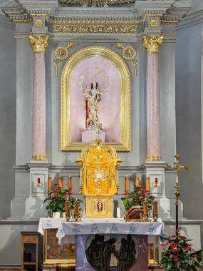 Muszyna, Polonya, 6 Ağustos 2024: St. Joseph Kilisesi 'nin içi, Muszyna' daki Kutsal Bakire Meryem 'in eşi. Meryem 'in sunaktaki tarihi figürü ortaya çıktı. İsa 'nın Ayin' deki tapınışı.