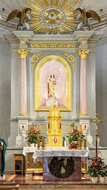 Muszyna, Polonya, 6 Ağustos 2024: St. Joseph Kilisesi 'nin içi, Muszyna' daki Kutsal Bakire Meryem 'in eşi. Ana sunaktaki Meryem 'in tarihi figürü. Bazen Aziz Joseph' in resmiyle kaplı bir perdeyle..