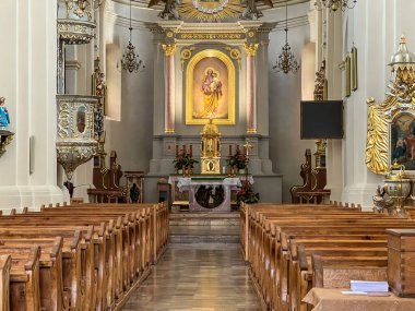 Muszyna, Polonya, 6 Ağustos 2024: St. Joseph Kilisesi 'nin İçi, Muszyna' daki Kutsal Bakire Meryem 'in Eşi.