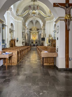 Muszyna, Polonya, 6 Ağustos 2024: St. Joseph Kilisesi 'nin İçi, Muszyna' daki Kutsal Bakire Meryem 'in Eşi.