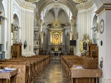 Muszyna, Polonya, 6 Ağustos 2024: St. Joseph Kilisesi 'nin İçi, Muszyna' daki Kutsal Bakire Meryem 'in Eşi.