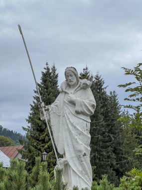 Kroscienko Nad Dunajcem, Polonya 'daki Good Shepherd Kilisesi' nin önünde koyunlu İsa figürü..