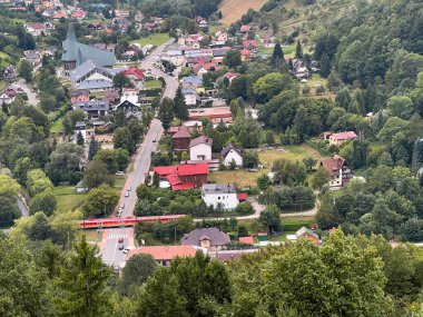 Rytro Polonya 'daki Beskid Sadecki Dağları' nda. Tepedeki şatonun manzarası.