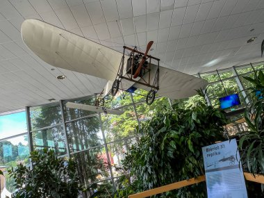 Krynica Zdroj, Polonya. 5 Ağustos 2024: Polonya 'nın Krinica Zdroj kentindeki Ana Pompa Odası içindeki eski Bleriot XI uçağının kopyası.