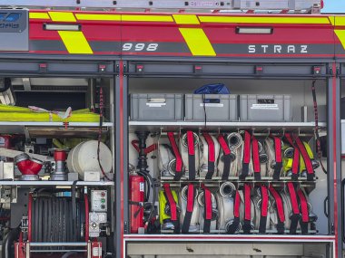 Krynica, Polonya, 4 Ağustos 2024: Polonya 'nın Krinica kentindeki gezinti alanında itfaiye aracından turistlere ekipman tanıtımı.