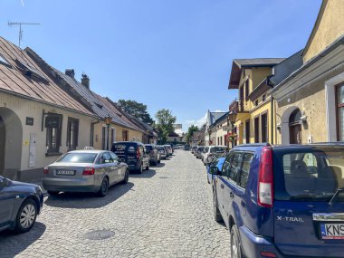Stary Sacz, Polonya - 4 Ağustos 2024 Stary Sacz 'de eski, şık binaları ve kaldırımları olan tipik sokaklardan biri..