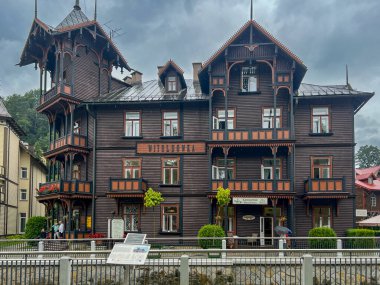 Krynica-Zdroj, Polonya, 5 Ağustos 2024: Polonya 'da eşsiz binalarıyla Krynica Zdroj. Yağmurda 