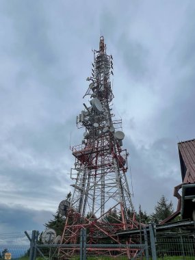 Aktarım kulesi, Polonya 'nın Beskid Sadecki Dağları' ndaki deniz seviyesinden 11114 metre yükseğe Jaworzyna Krynicka üzerine inşa edilmiş çok sayıda antene sahip..