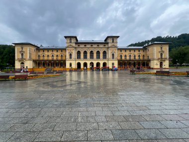 Yazın yağmurlu havalarda Polonya 'nın Krinica Zdroj kentindeki Eski Spa Evi.