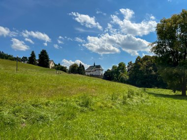 Tropie 'deki Azizler Kilisesi Andrew Swierad ve Benedict 11 / 12. yüzyılın başından itibaren Roma kilisesi. Polonya 'nın en eskilerindendir. Tropie 'de Aziz Andrew Swierad ve Benedict Sığınağı.