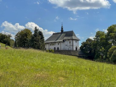 Tropie, Polonya, 7 Ağustos 2024: Tropie 'deki Azizler Kilisesi Andrew Swierad ve Benedict 11 / 12. yüzyılın başından itibaren Roma kilisesi. Polonya 'nın en eskilerindendir. Tropie 'de Aziz Andrew Swierad ve Benedict Sığınağı.