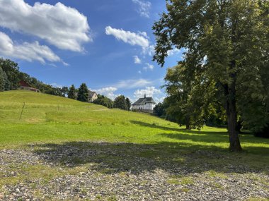 Tropie 'deki Azizler Kilisesi Andrew Swierad ve Benedict 11 / 12. yüzyılın başından itibaren Roma kilisesi. Polonya 'nın en eskilerindendir. Tropie 'de Aziz Andrew Swierad ve Benedict Sığınağı.