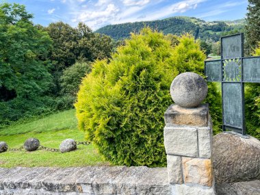 Taştan yapılmış Polonya azizlerinin tespihi, Polonya 'nın Tropie kentindeki Saint Münzevi Mabedi' nin etrafına yerleştirilmiş..