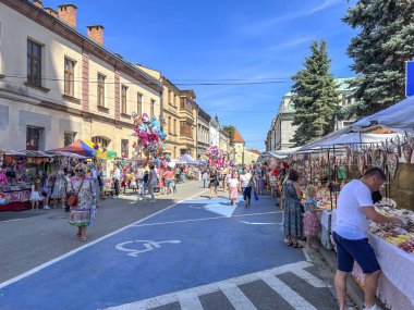 Nowy Sacz, Polonya, 7 Ağustos 2024: Nowy Sacz 'de Tanrı' nın Dönüşümü Kilisesi 'nde Şevkat. Çeşitli oyuncakların, hediyelik eşyaların ve şekerlerin sokak ve tezgahlarında satışı.