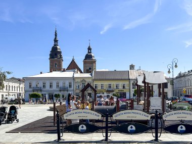 Nowy Sacz, Polonya, 7 Ağustos 2024: Merkez Meydanı, Polonya 'da Nowy Sacz' de eski binalarla pazar meydanı.