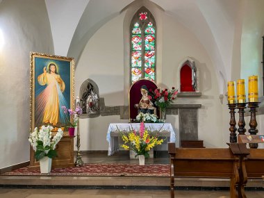 Nowy Sacz, Polonya, 7 Ağustos 2024: Nowy Sacz 'deki Tanrı' nın Dönüşümü Kilisesi, iç mekan. Pieta ve Merhametli İsa 'nın görüntüsüyle birlikte şapelin yan tarafında..