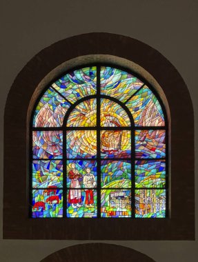 Nowy Sacz, Polonya, 7 Ağustos 2024: Nowy Sacz, Polonya 'da Aziz Rita Mabedi. İç dekorasyon, vitray penceresi Mary of Sorrows 'un La Salette' deki görüntüsünü gösteriyor..