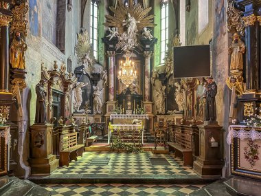 Stary Sacz, Polonya, 4 Ağustos 2024: Stary Sacz 'de Kutsal Üçleme Kilisesi ve Aziz Clara Kilisesi - papaz evi ve sunak.