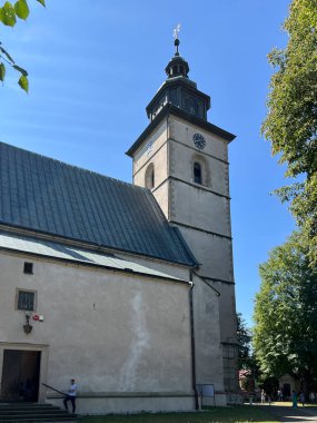 Stary Sacz, Polonya - 4 Ağustos 2024: 13. Yüzyıl Katolik Kilisesi. Stary Sacz 'deki St. Elizabeth Kilisesi. Polonya.