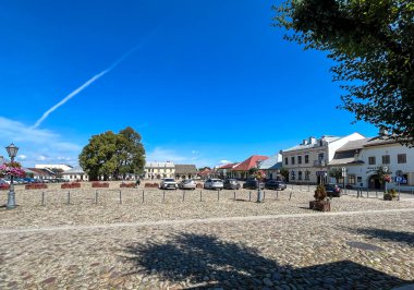 Stary Sacz, Polonya - 4 Ağustos 2024 Stary Sacz 'deki pazar meydanı eski, şık binalarla çevrili.