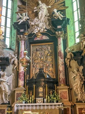 Stary Sacz, Polonya, 4 Ağustos 2024: Stary Sacz 'de Kutsal Üçleme Kilisesi ve Aziz Clara Kilisesi - papaz evi ve sunak.